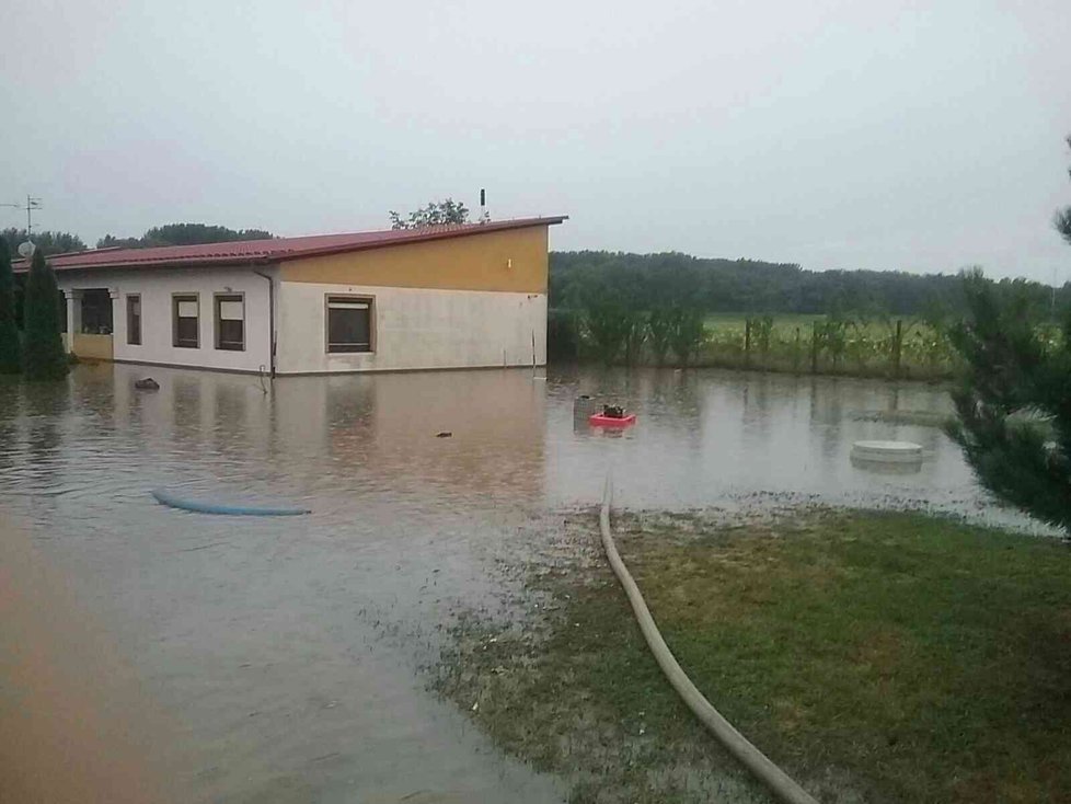 Bouřky způsobily potíže na Slovensku, doprovázely je mohutné přívalové deště (17.8.2020)