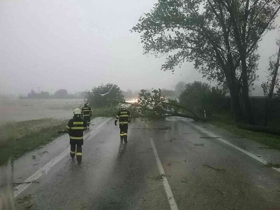 Bouřky způsobily potíže na Slovensku, doprovázely je mohutné přívalové deště (17.8.2020)