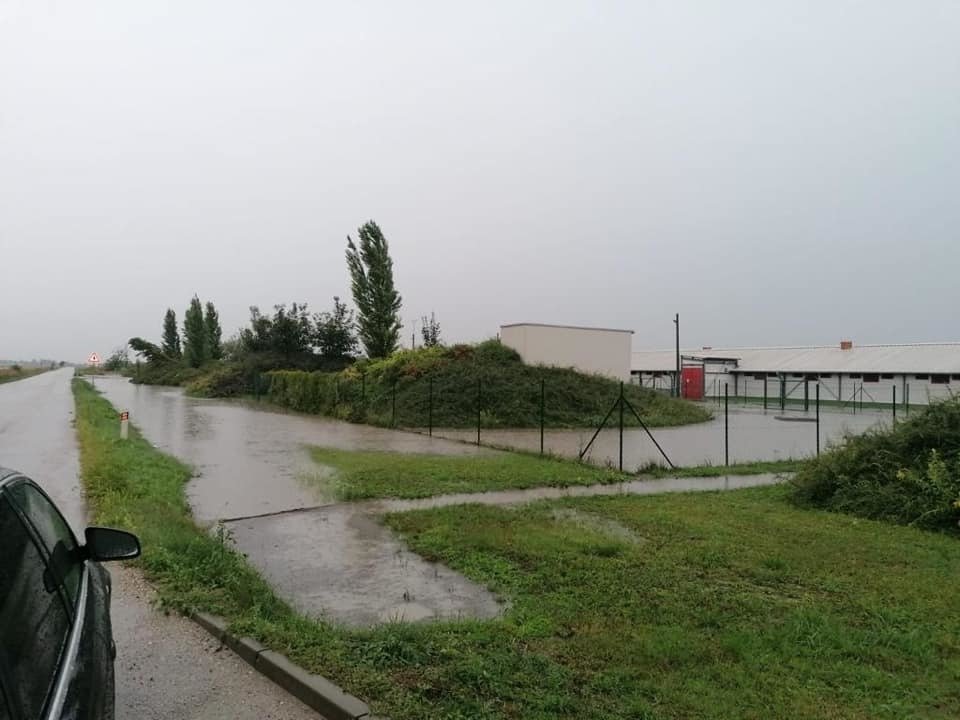 Bouřky způsobily potíže na Slovensku, doprovázely je mohutné přívalové deště. (17.8.2020)