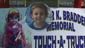 Po malém chlapci zabitém při autonehodě pojmenovali hasičské auto.