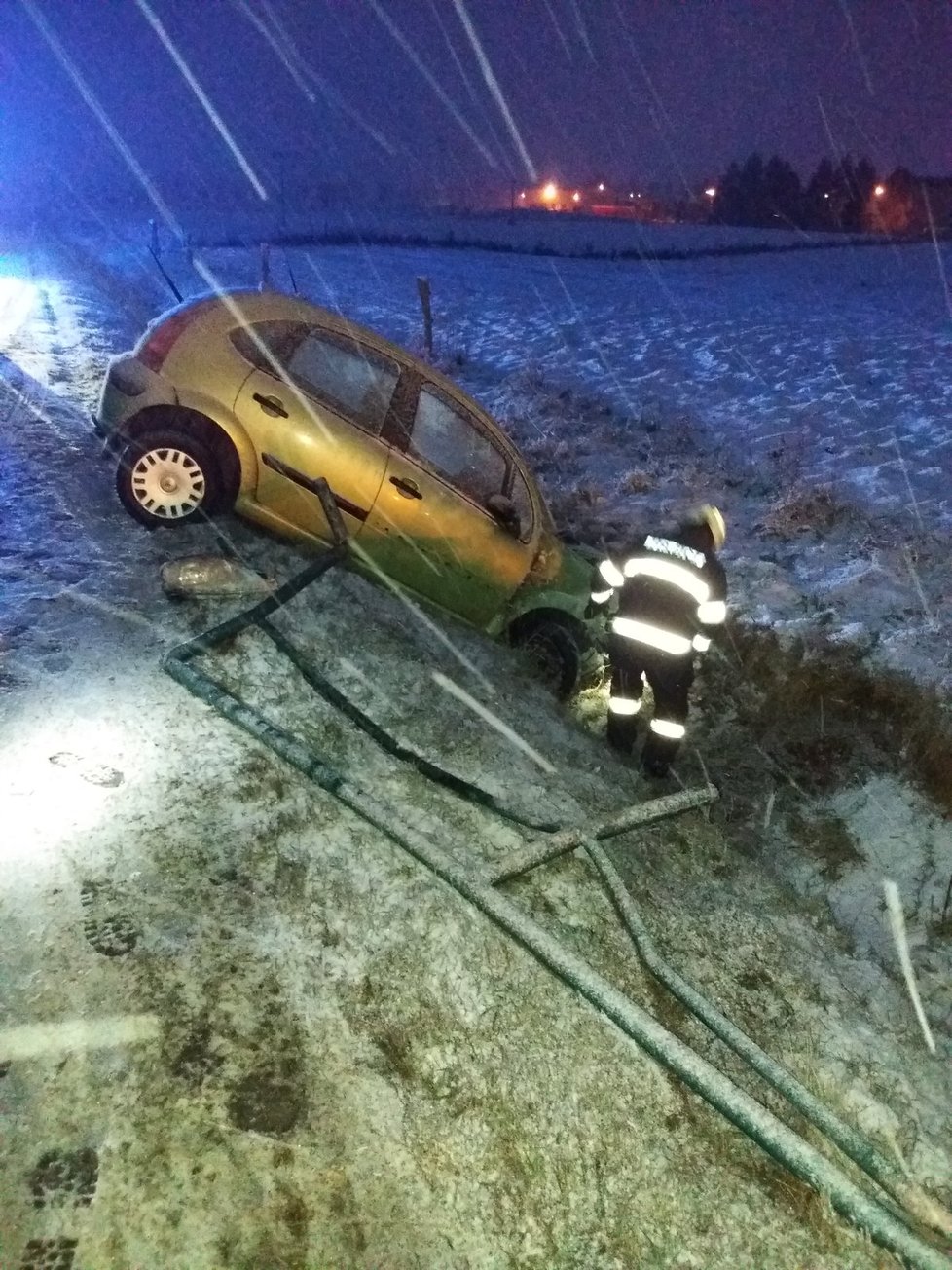 Sníh v Česku: Hasiči Královéhradeckého kraje řešili několik dopravních nehod (10. 12. 2021).