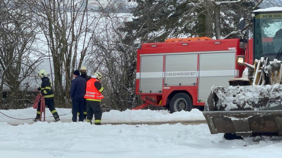 V Přestavlkách u Čerčan potřebovali pomoct sami hasiči. Jejich auto zapadlo ve sněhu, když jeli hasit požár chatky.