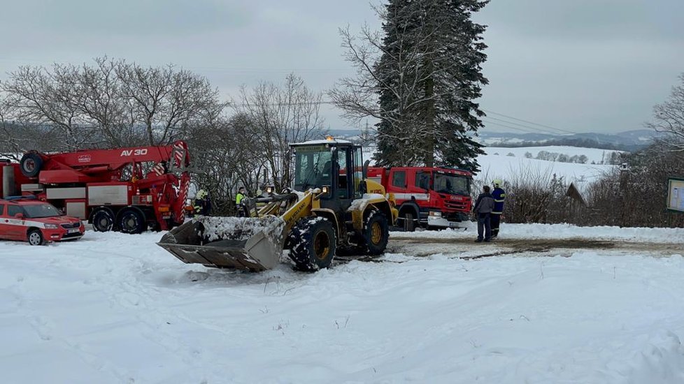 V Přestavlkách u Čerčan potřebovali pomoct sami hasiči. Jejich auto zapadlo ve sněhu, když jeli hasit požár chatky.