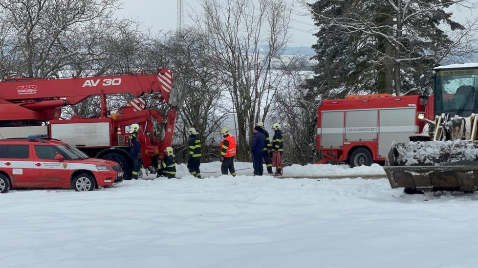 V Přestavlkách u Čerčan potřebovali pomoct sami hasiči. Jejich auto zapadlo ve sněhu, když jeli hasit požár chatky v Přestavlkách u Čerčan.