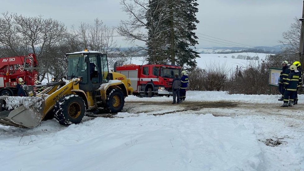 V Přestavlkách u Čerčan potřebovali pomoct sami hasiči. Jejich auto zapadlo ve sněhu, když jeli hasit požár chatky.