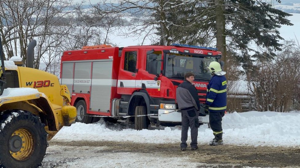 V Přestavlkách u Čerčan potřebovali pomoct sami hasiči. Jejich auto zapadlo ve sněhu, když jeli hasit požár chatky.