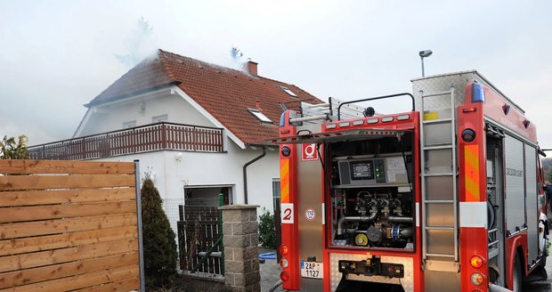 Hasiči na Boží hod při zásahu u požáru rodinného domu v pražském Sobíně.