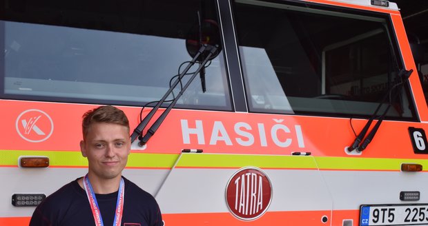 Richrad Svačina (25) ze stanice Ostrava-Přívoz s medailí za výhru v disciplíně Běh na 100 metrů s překážkami.