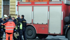 Hasiči v Plzni srazili chodce, na místě zemřel: Přebíhal silnici mimo přechod.