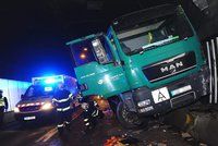 Strahovský tunel byl kvůli nehodě pět hodin neprůjezdný. Řidič náklaďáku se zranil