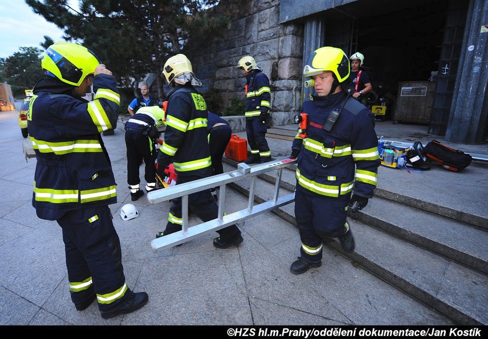 Dívka (19) se 16. srpna nad ránem zřítila do 8metrové šachty u kyvadla na Letné.