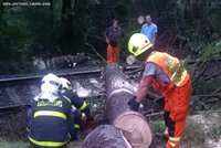 Smršť na severu Moravy: Lidé bez elektřiny i zastavené vlaky! Večer se to může opakovat