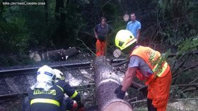 Nedávno hasiči museli zasahovat také na železnici. Problémy v dopravě napáchala bouřka i dnes.