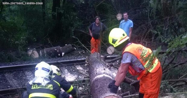 Smršť na severu Moravy: Lidé bez elektřiny i zastavené vlaky! Večer se to může opakovat