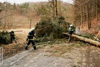 Česko zasáhne v neděli vichřice: Na horách nevycházejte