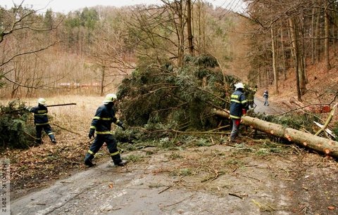 Česko zasáhne v neděli vichřice: Na horách nevycházejte