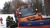 Silničáři v Ostravě vyjeli do ulic: Místo odklízení sněhu ale zapadli do bahna