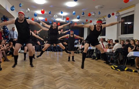 Kuriozita z Opavska: Hasiči tančí Flashdance …a boří internet!