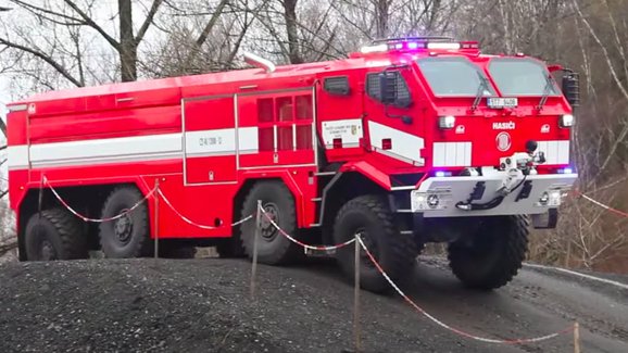 Hasičský záchranný sbor ČR má nový speciál Tatra. Podívejte se, co všechno zvládne