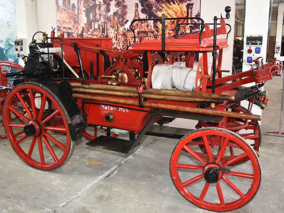 Zápřahová ruční stříkačka z roku 1894 a přidaným motorem v roce 1924