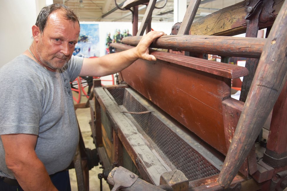 Podélnými otvory na bocích vozu se o stříkačky nalévala voda.  Bylo tam i kovové síto, které bránilo tomu, aby se dovnitř dostaly třeba žáby z rybníka či nečistoty.