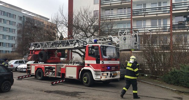 V Tenisové ulici zasahovali hasiči i záchranáři.