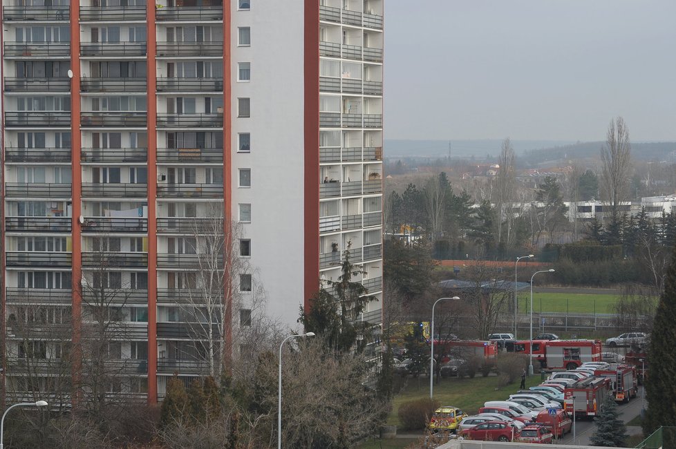 Hasiči likvidovali požár na balkoně v Tenisové ulici.