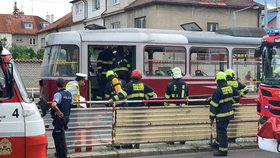 Hasiči zasahovali u požáru tramvaje.