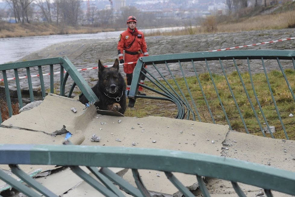 Trojská lávka pro pěší se zřítila do Vltavy