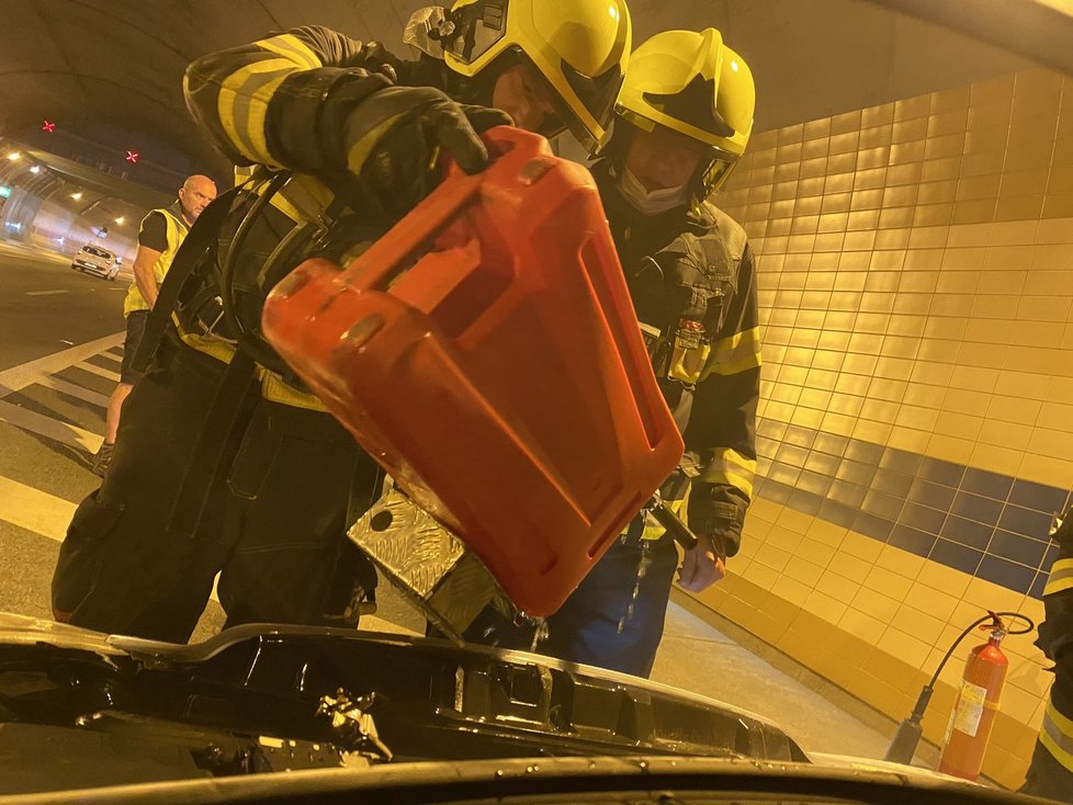 Požár osobního automobilu zastavil provoz v Bubenečském tunelu.