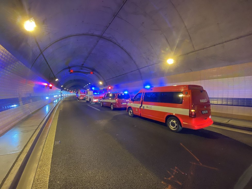 Požár osobního automobilu zastavil provoz v Bubenečském tunelu.
