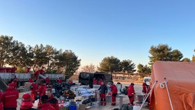 Čeští hasiči balí svůj tábor v Turecku (17.2.2022)