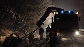 Hasiči v Moravskoslezském kraji vyprošťovali v noci auto z příkopu
