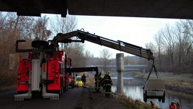 Ostravští hasiči vytahovali auto ze břehu Ostravice