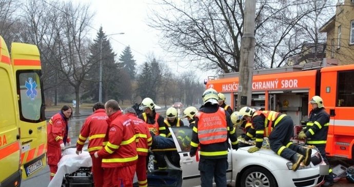 Na vyproštění taxikáře z vraku auta pracovalo hned několik hasičů najednou
