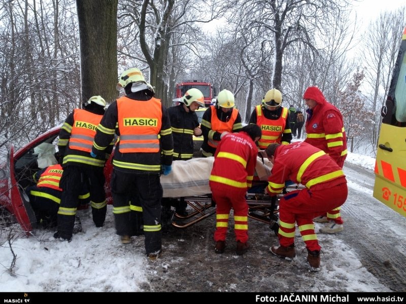 Z nabouraného auta v Hlučíně museli hasiči vyprostit zraněného, kterého záchranka odvezla do nemocnice