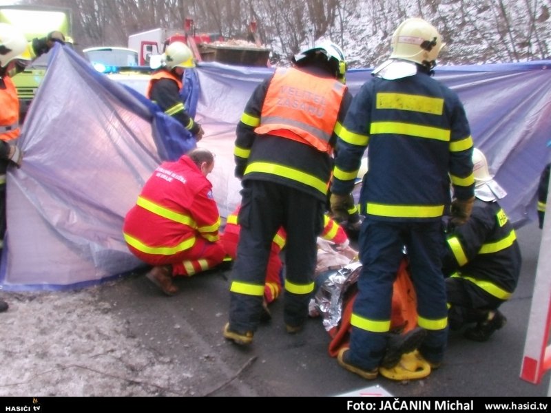 Náraz osobního automobilu do konstrukce mostu v Hlučíně