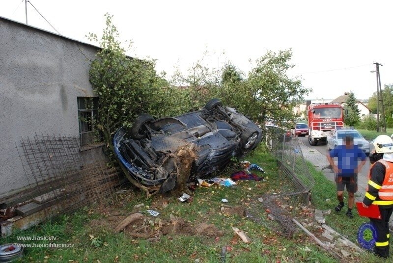 V Hlučíně řidič auto převrátil na střechu, když vletěl do zahrady jednoho z domů