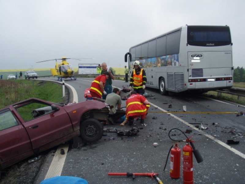 Hasiči zasahovali u vážné nehody autobusu a felicie u Ostravy