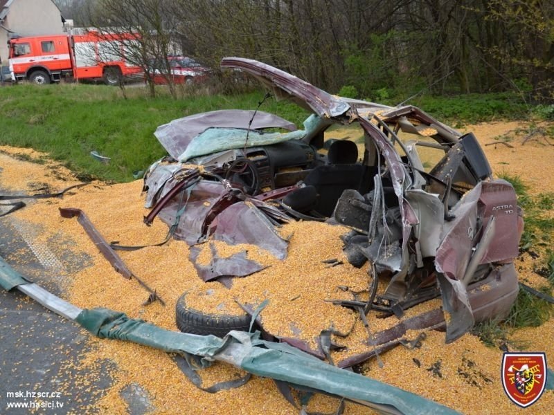 Auto doslova zasypala kukuřice, kterou převážel havarovaný kamion