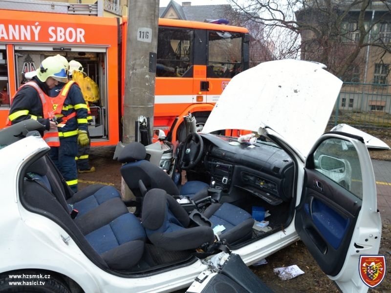 Auto se obtočilo okolo sloupu a řidiče zaklínilo do sedačky, museli ho vyprostit hasiči