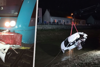 Ošklivá srážka vlaku a osobáku v Kunovicích: Auto skončilo v řece!