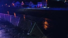 Ošklivá srážka vlaku a osobáku v Kunovicích: Auto skončilo v řece!