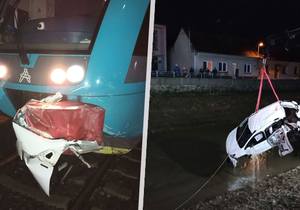 Ošklivá srážka vlaku a osobáku v Kunovicích: Auto skončilo v řece!