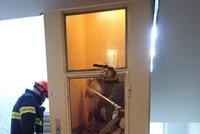 Dětská koloběžka zablokovala výtah v Uherském Brodě: Maminku s dcerou zachránili hasiči