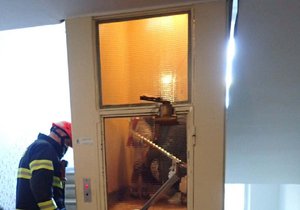 Hasiči v Uherském Brodě zachraňovali maminku s dcerou z výtahu. (12.2.2022)