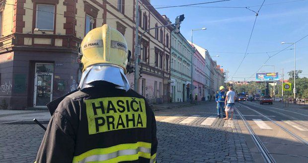 Únik plynu uzavřel ulici U Výstaviště! Hasiči evakuovali obyvatele okolních domů, tramvaje jezdily oklikou