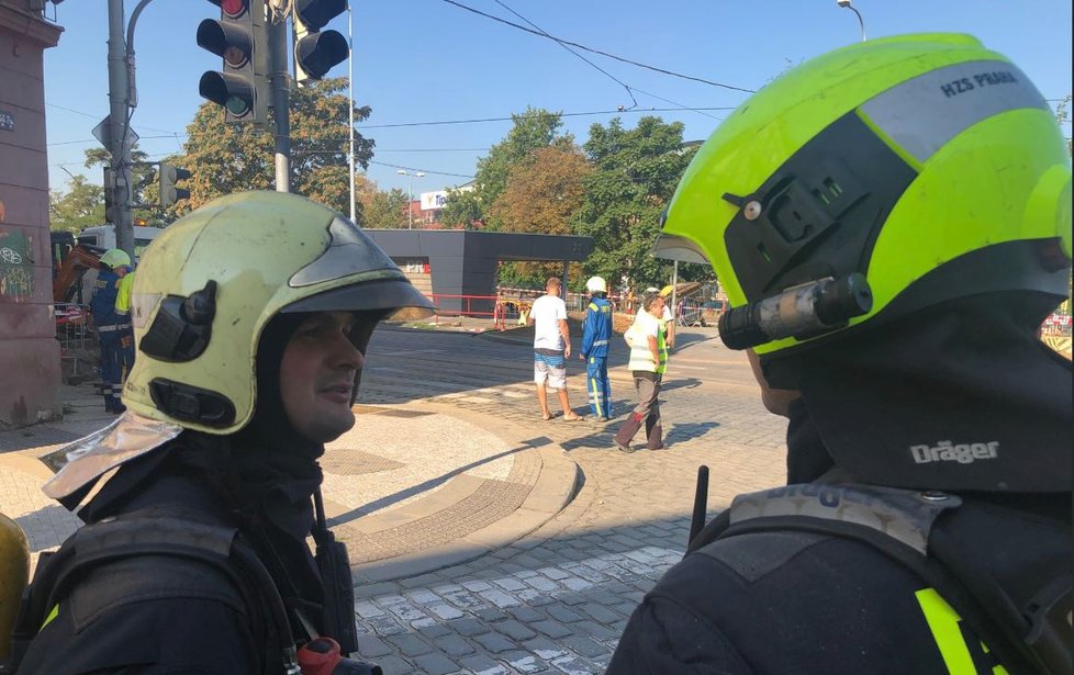 Pražská plynárenská má na místě těžkou techniku, začínají výkopové práce.