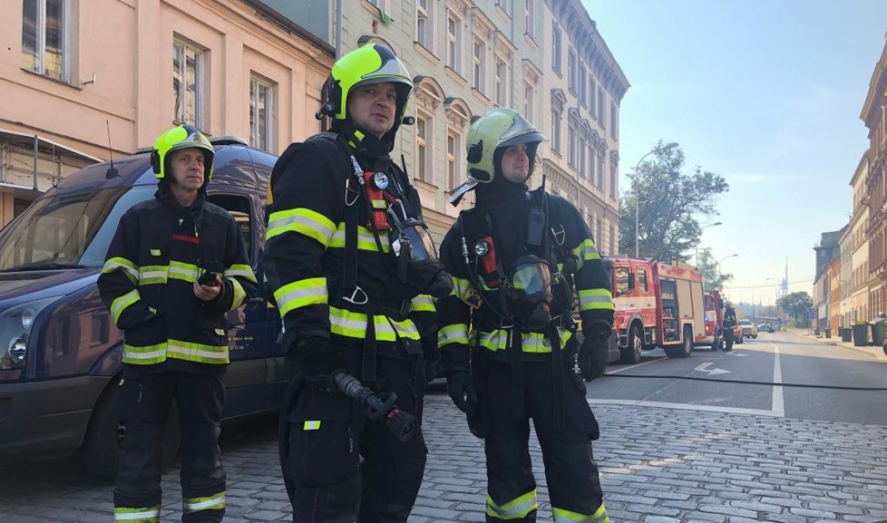 Pražská plynárenská má na místě těžkou techniku, začínají výkopové práce.