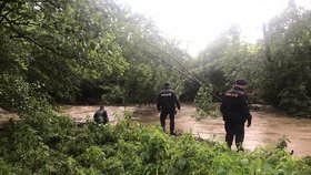 Hasiči a policie hledali také i muže, který skočil do řeky v Ústí n.Orlicí.
